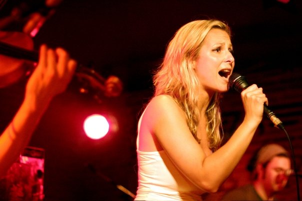 Action de crowdfunding pour voir la chanteuse performer sur la scène des Lucioles à Hallennes-lez-Haubourdin le 7 mars 2015