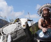André Manoukian fait tomber la chemise pour le label Mad Chaman